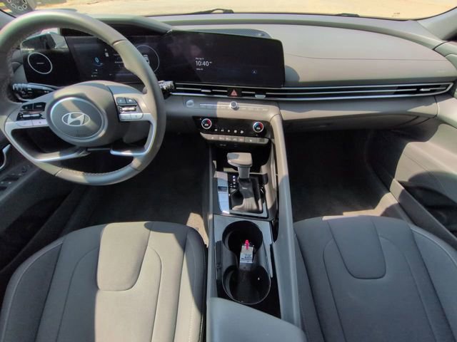 Used 2025 Hyundai Elantra SEL image 16