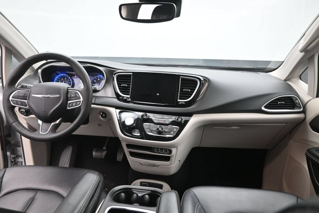 Used 2024 Chrysler Pacifica Touring-L FWD image 10