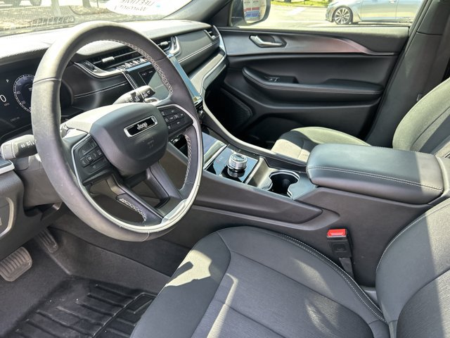 Used 2025 Jeep Grand Cherokee L Laredo w/ Luxury Tech Group I RWD image 17