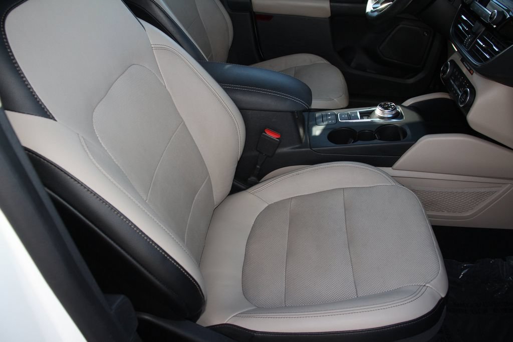 Certified 2020 Ford Escape Titanium w/ Titanium Premium Package 2.0 AWD/4WD image 28