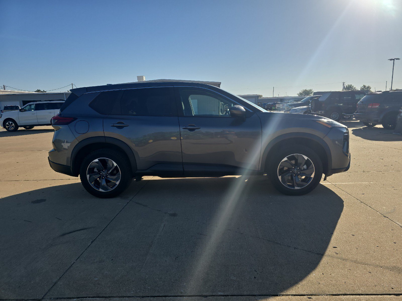 Used 2025 Nissan Rogue SV FWD image 9
