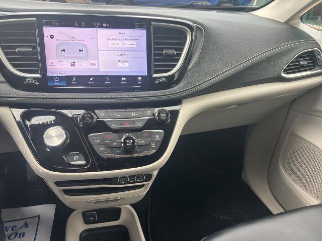 Used 2023 Chrysler Pacifica Touring-L image 15