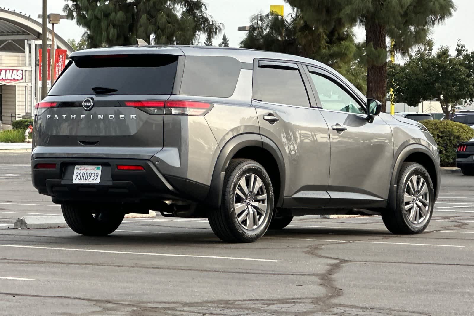 Used 2025 Nissan Pathfinder S FWD image 2