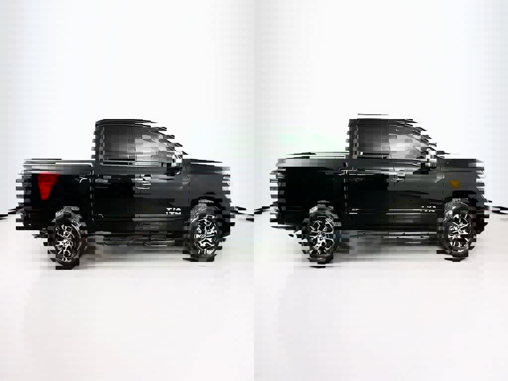 Used 2024 Nissan Titan SV w/ SV Convenience Package image 6