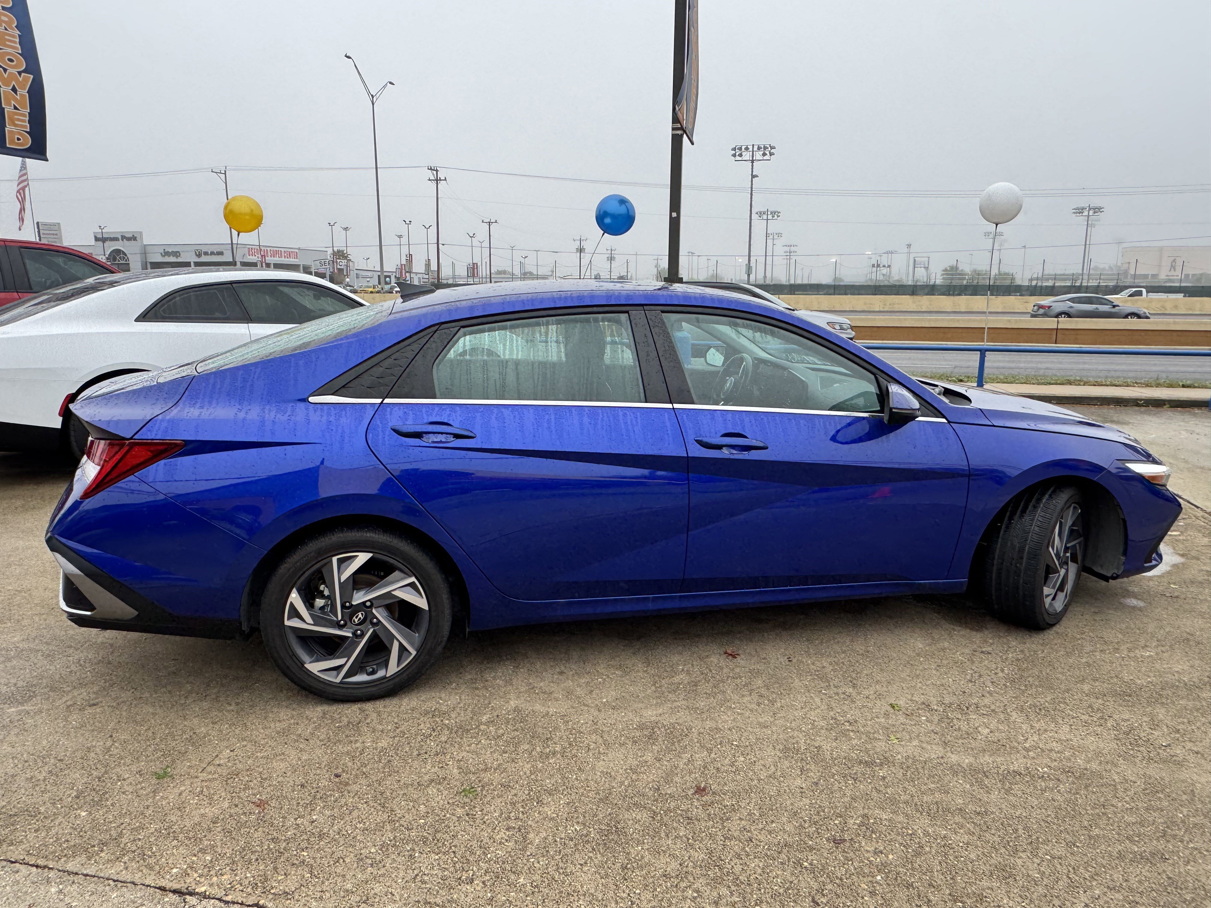 Used 2025 Hyundai Elantra Limited image 3