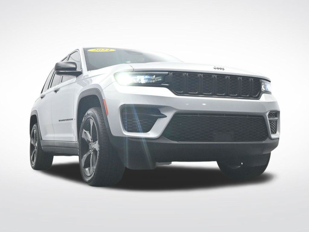 Used 2024 Jeep Grand Cherokee Altitude RWD image 43