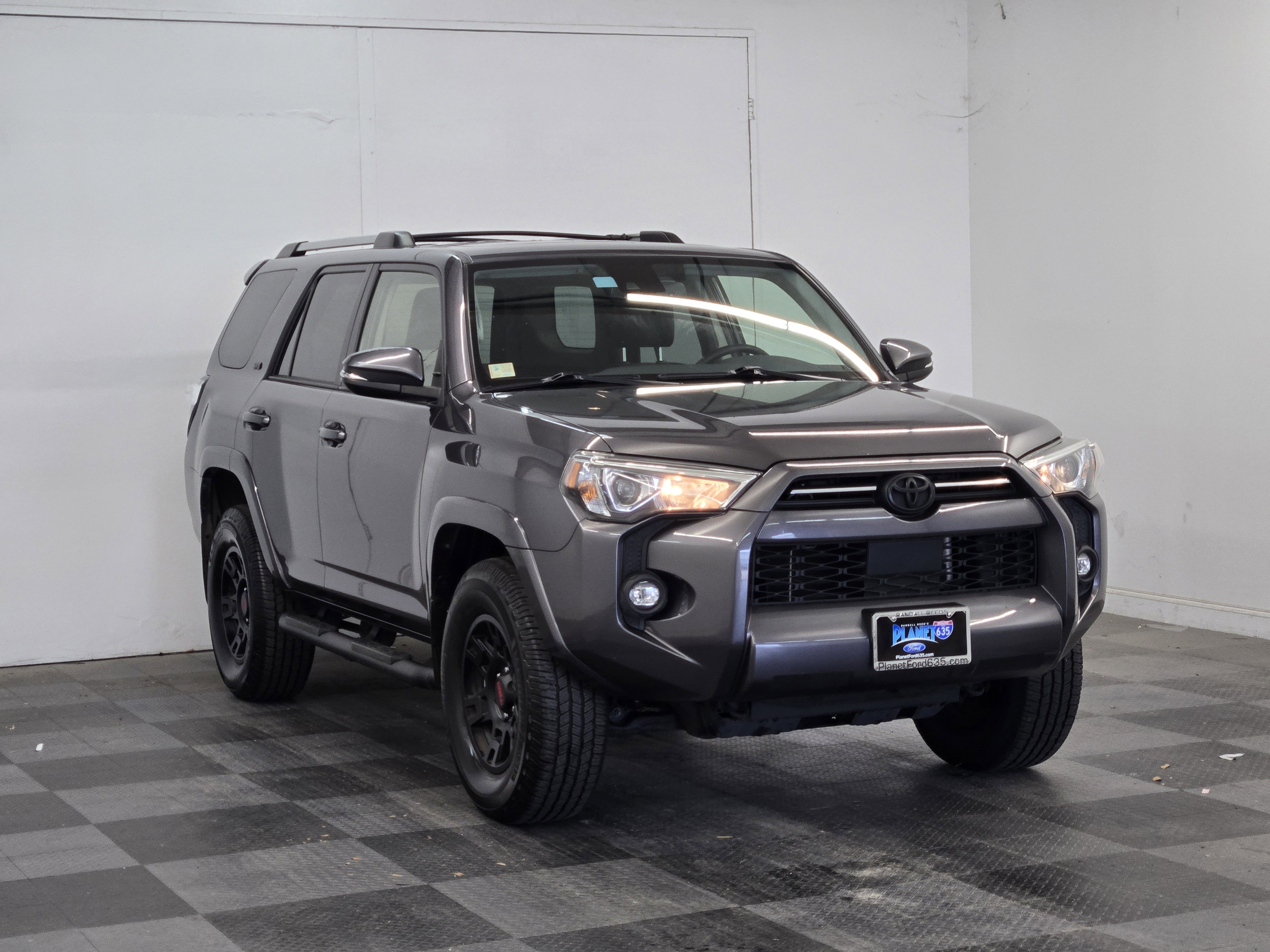 Used 2022 Toyota 4Runner SR5 Premium w/ Moonroof Package AWD/4WD image 2