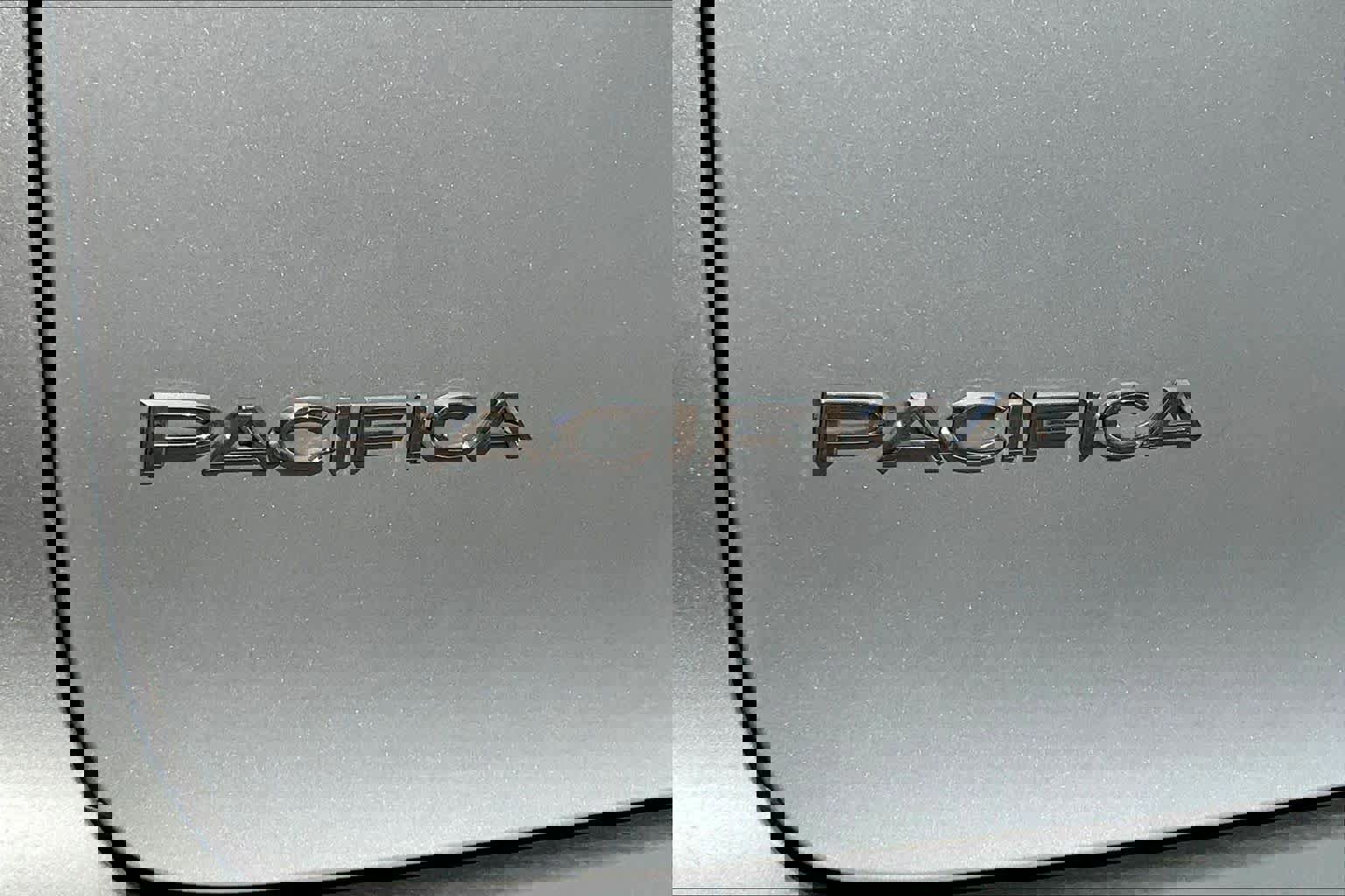 Used 2024 Chrysler Pacifica Touring-L image 12