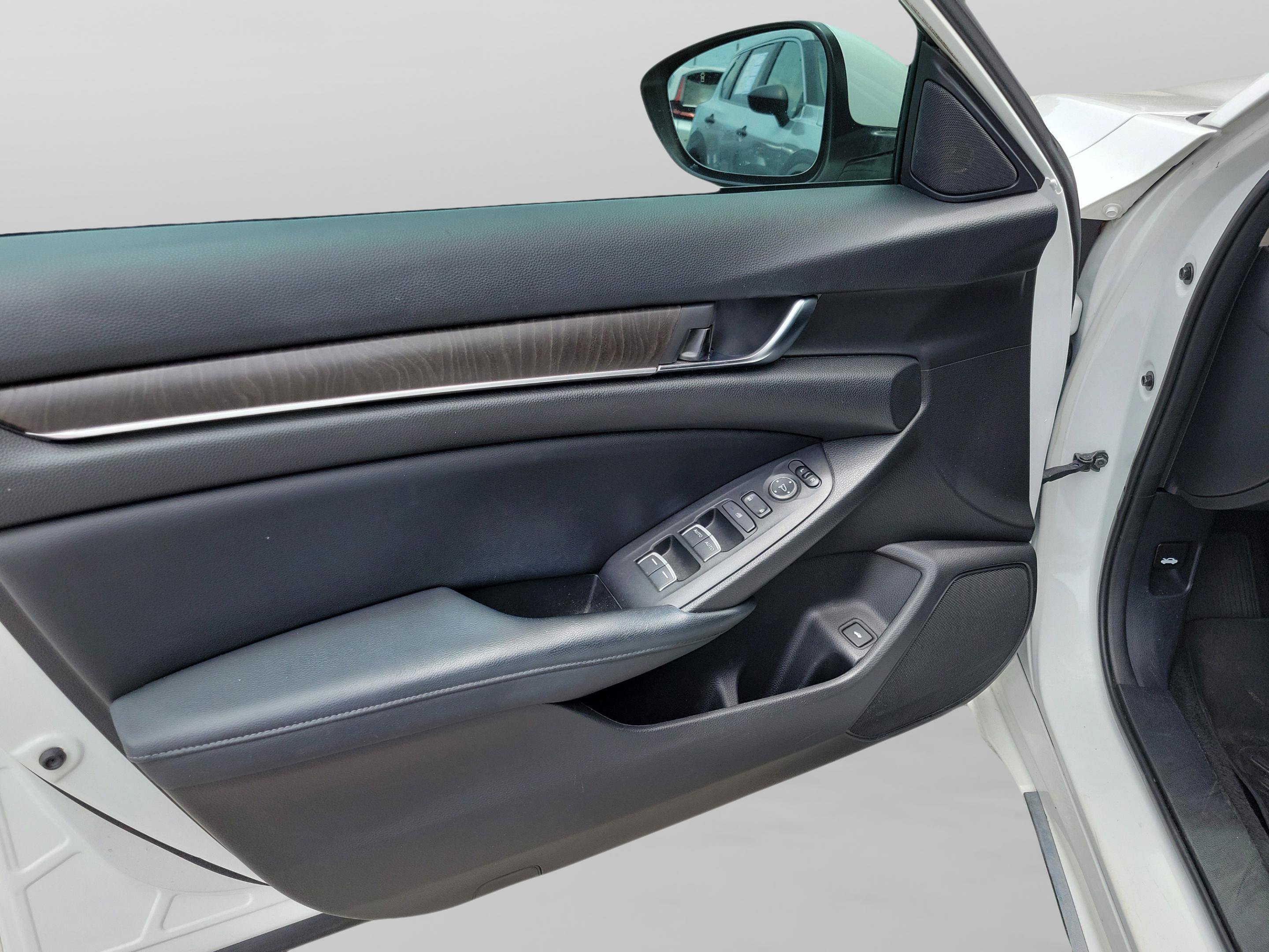 Used 2018 Honda Accord EX image 14