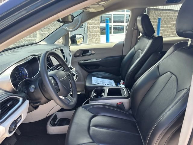 Used 2024 Chrysler Pacifica Limited FWD image 11