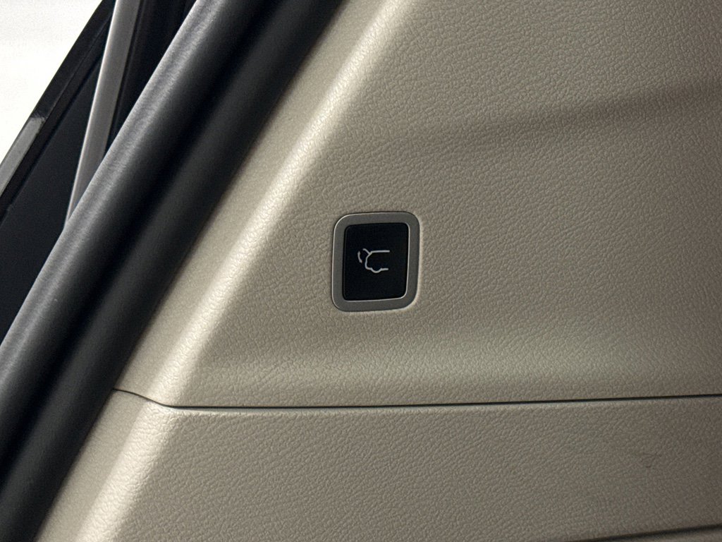 Used 2023 Chrysler Pacifica Touring-L image 33