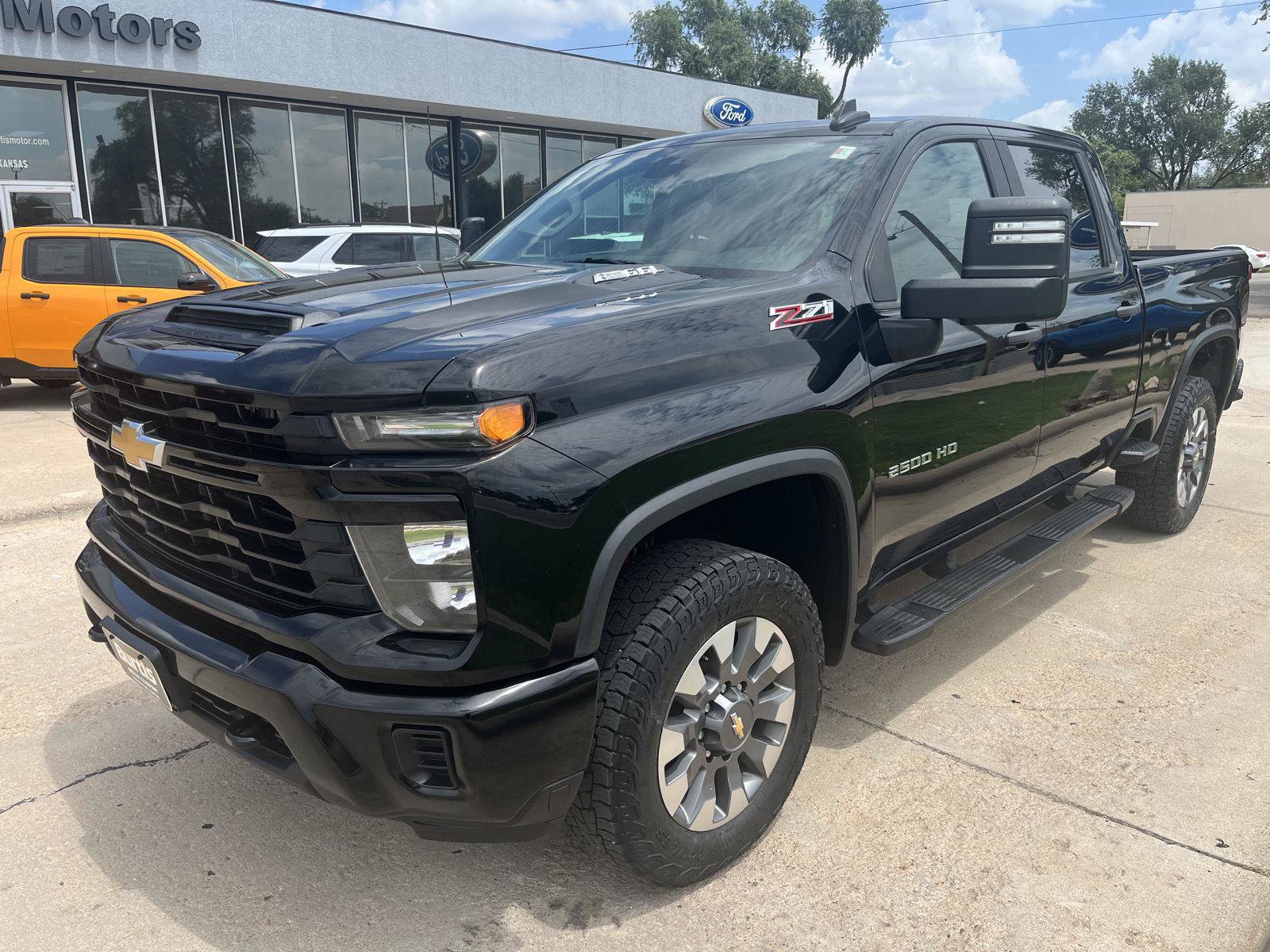 Used 2024 Chevrolet Silverado 2500 Custom w/ Custom Value Package AWD/4WD image 2