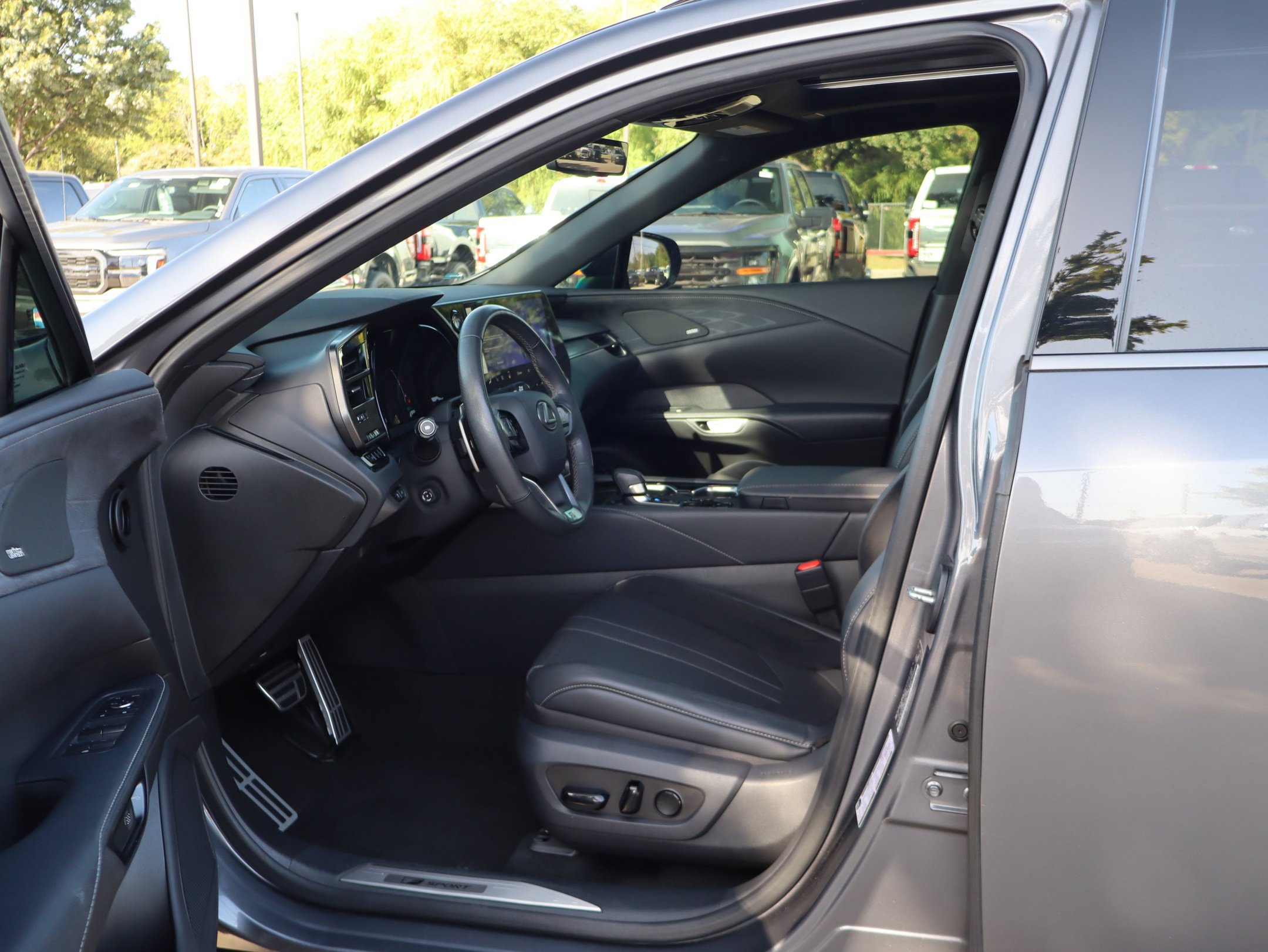 Used 2023 Lexus RX 500h F Sport w/ Cold Area Package AWD/4WD image 30