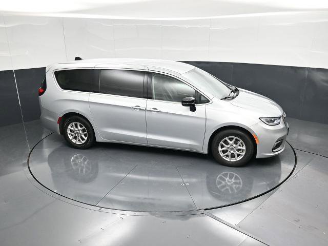 Used 2024 Chrysler Pacifica Touring-L image 39