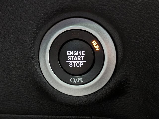 Used 2025 Chrysler Pacifica Select image 28