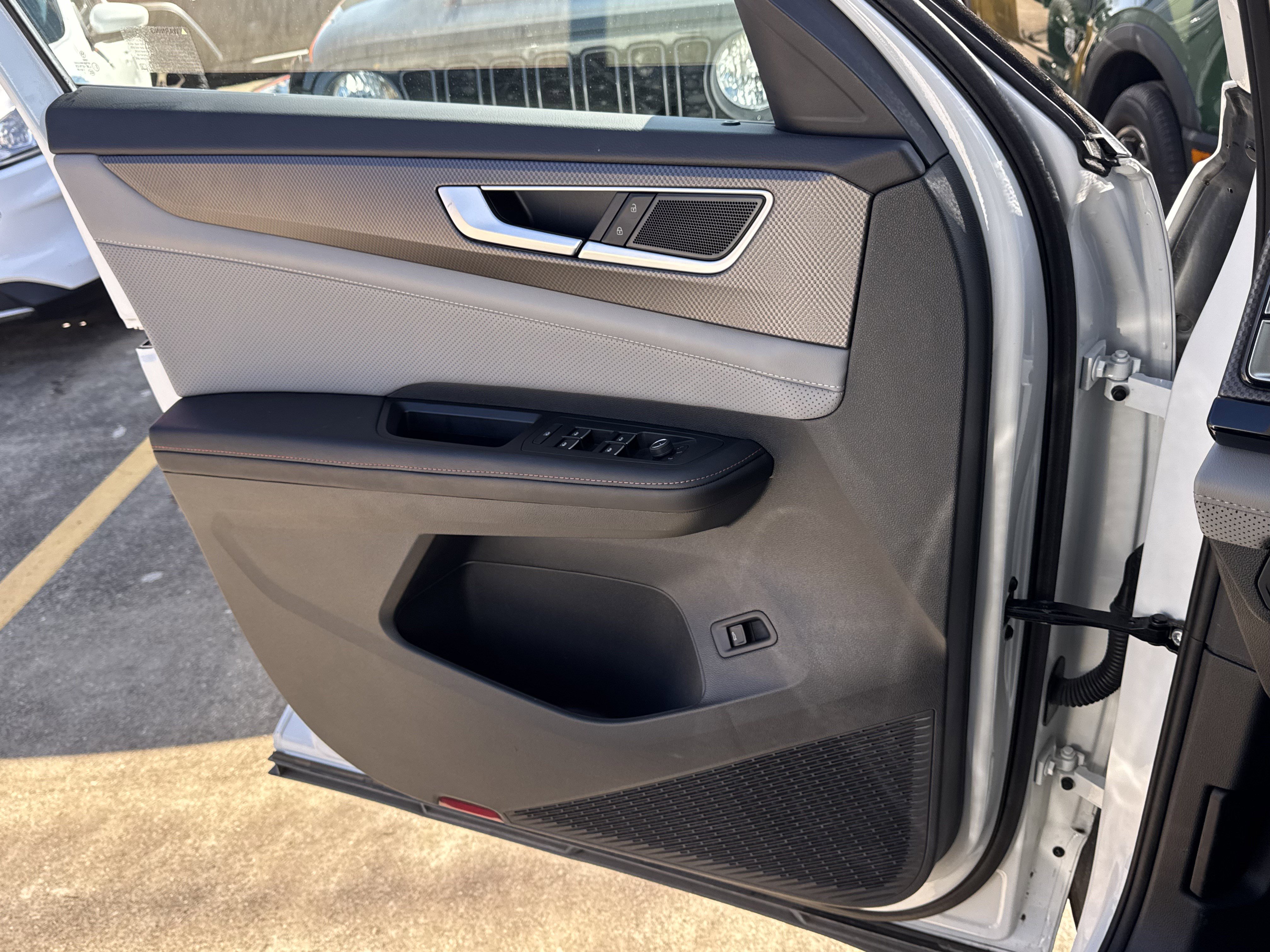 Used 2024 Volkswagen Atlas Peak Edition SE image 27