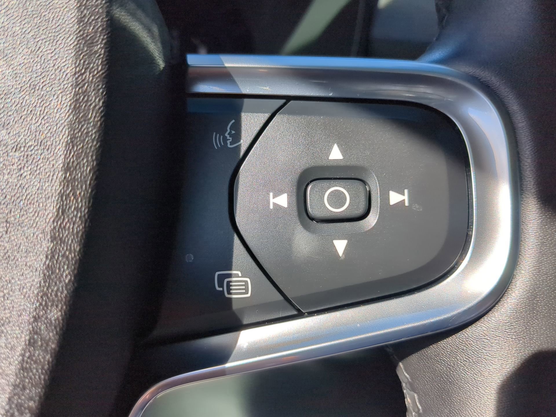 Used 2023 Volvo XC40 B5 Plus image 59