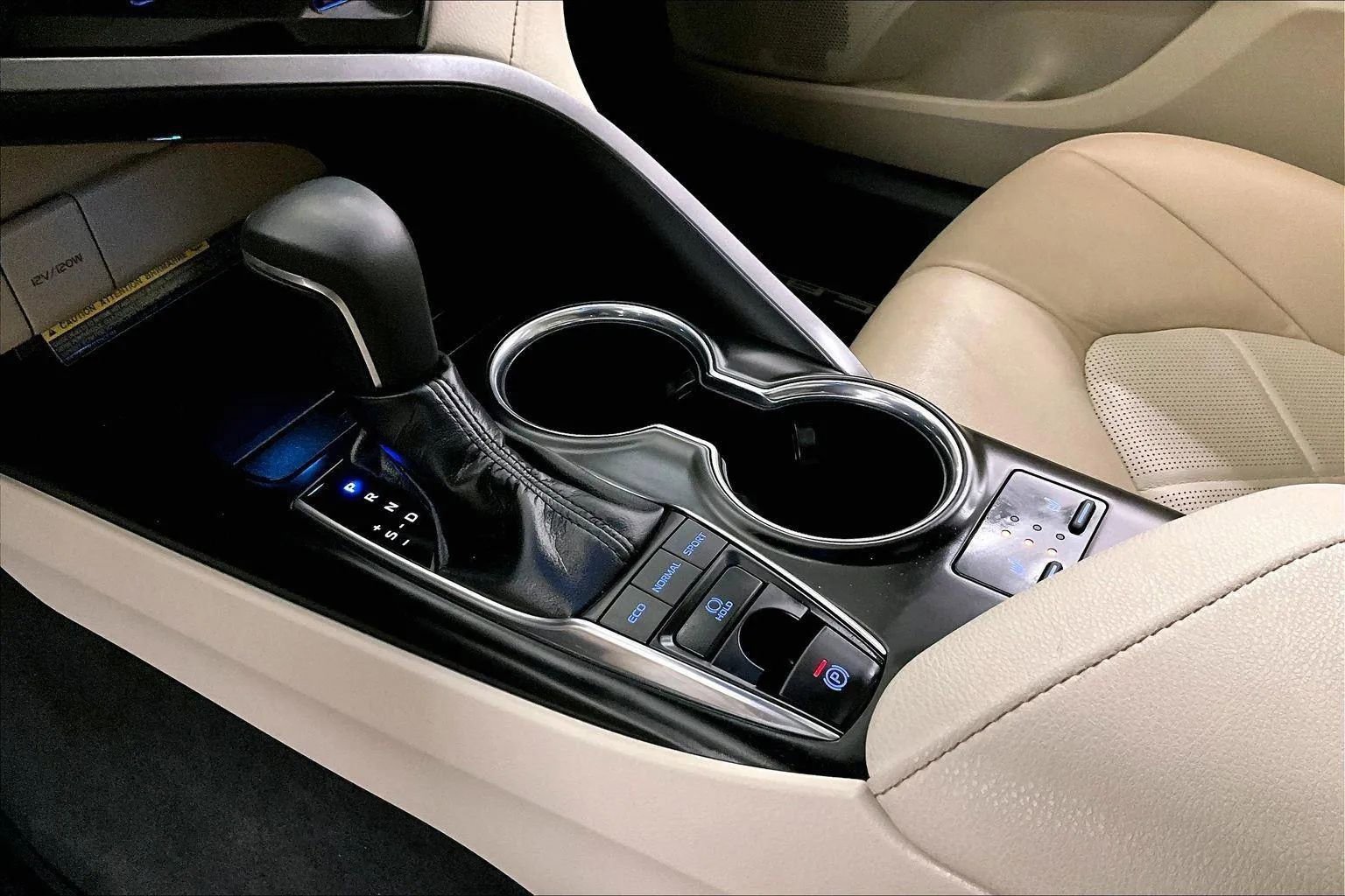 Used 2019 Toyota Camry XLE w/ Navigation Package image 16