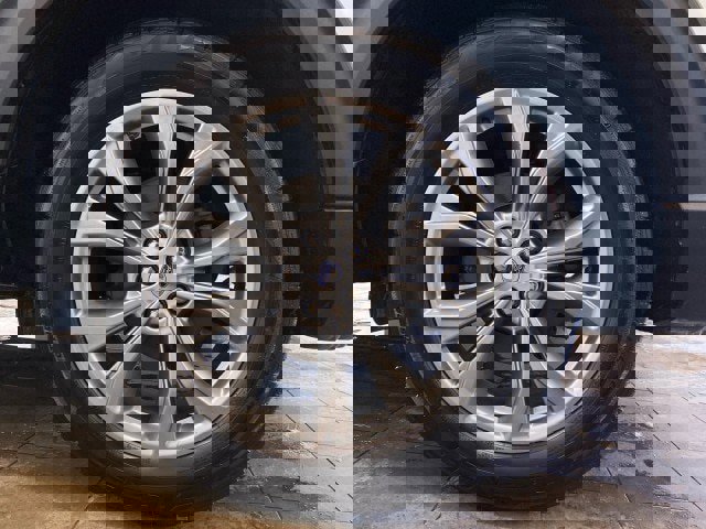 Certified 2022 Ford Explorer XLT w/ Equipment Group 202A image 27