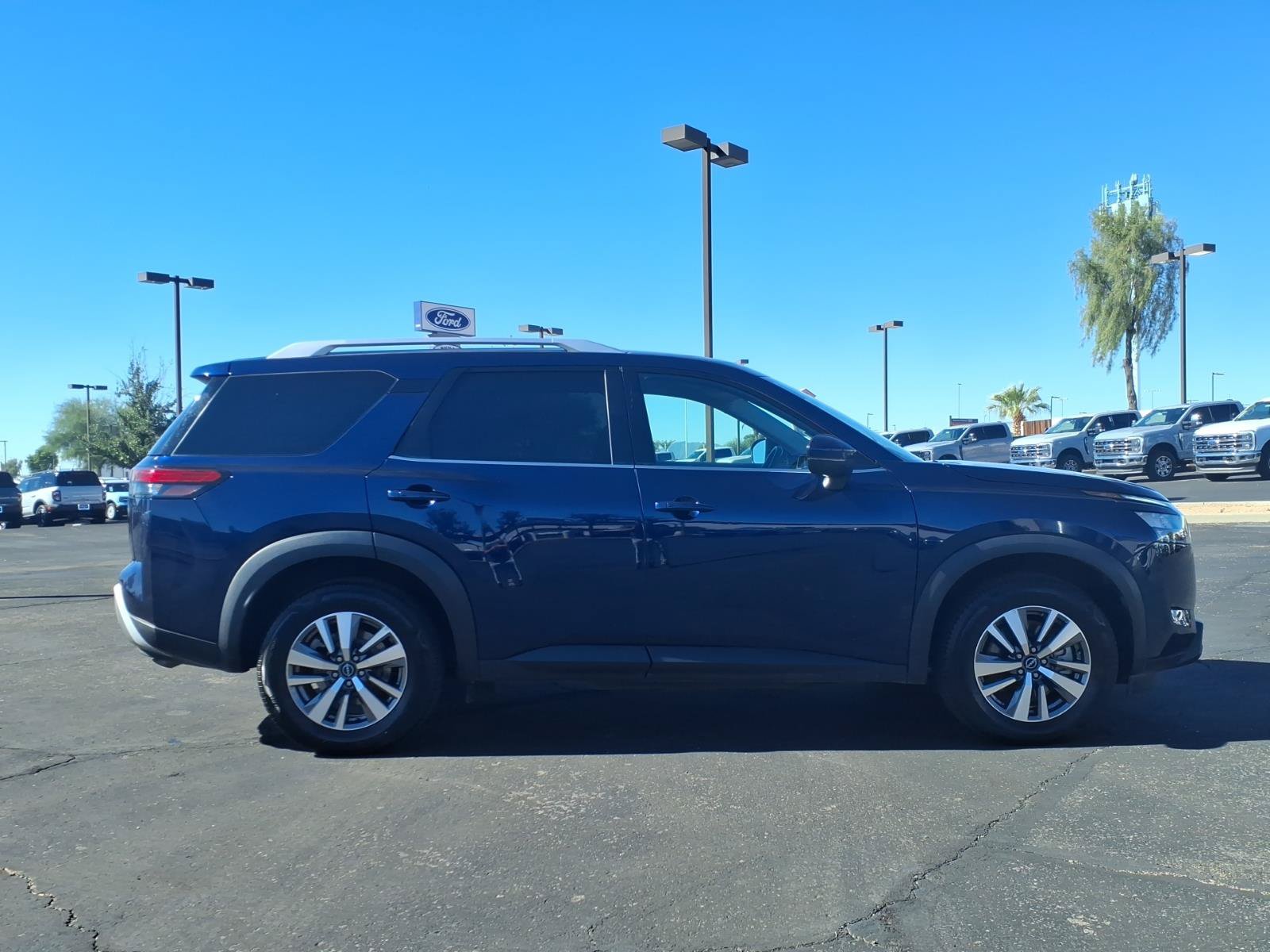 Used 2025 Nissan Pathfinder SL FWD image 6