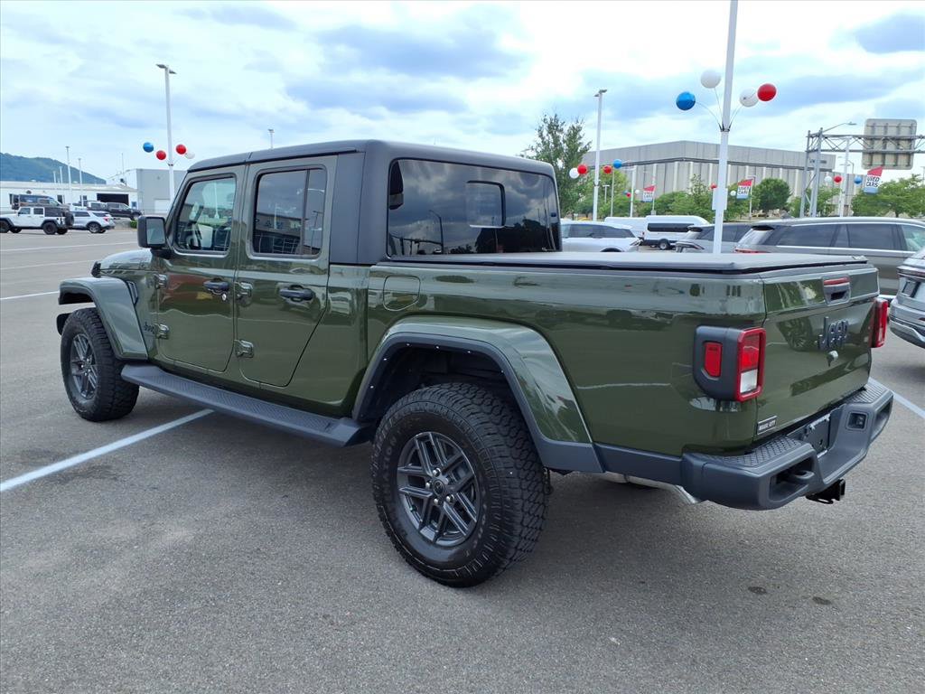 Used 2024 Jeep Gladiator Sport AWD/4WD image 3