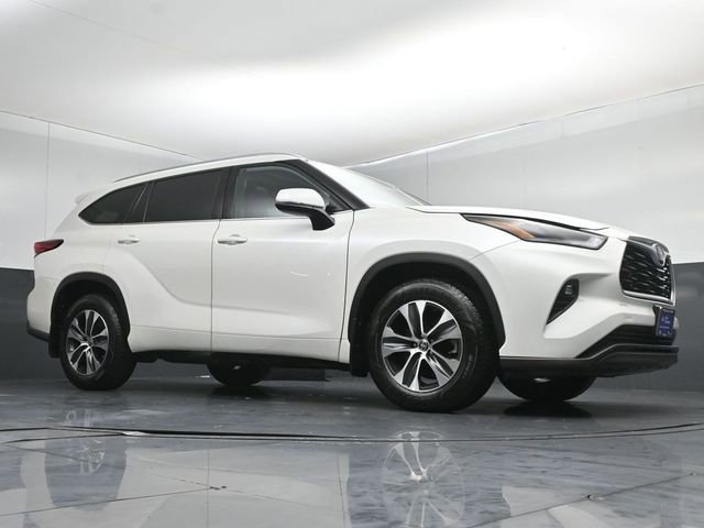 Used 2021 Toyota Highlander XLE AWD/4WD image 37