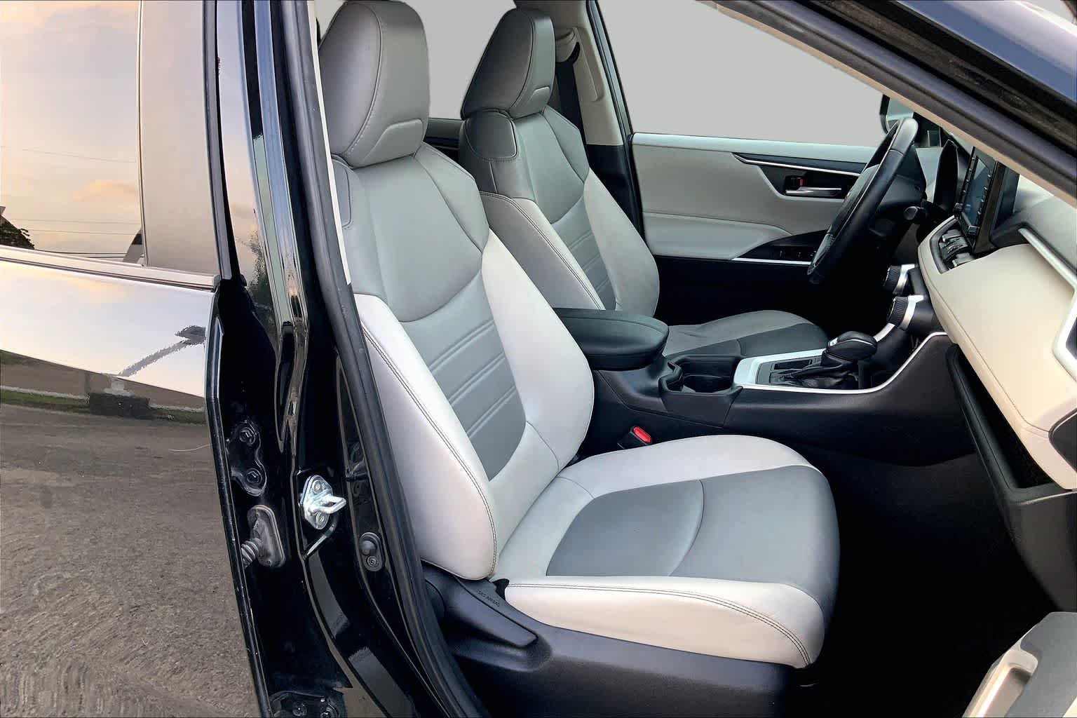 Used 2021 Toyota RAV4 XLE Premium FWD image 8