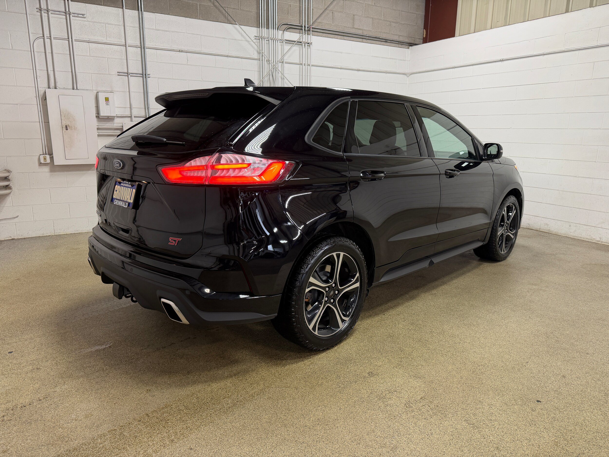 Certified 2020 Ford Edge ST w/ Cold Weather Package AWD/4WD image 9