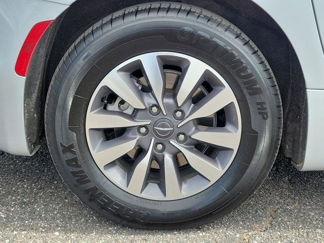 Used 2023 Chrysler Pacifica Limited image 6