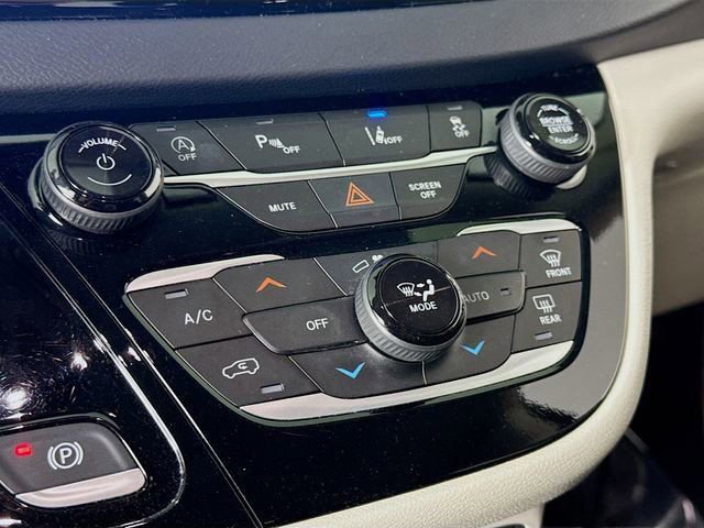 Used 2023 Chrysler Pacifica Touring-L image 15