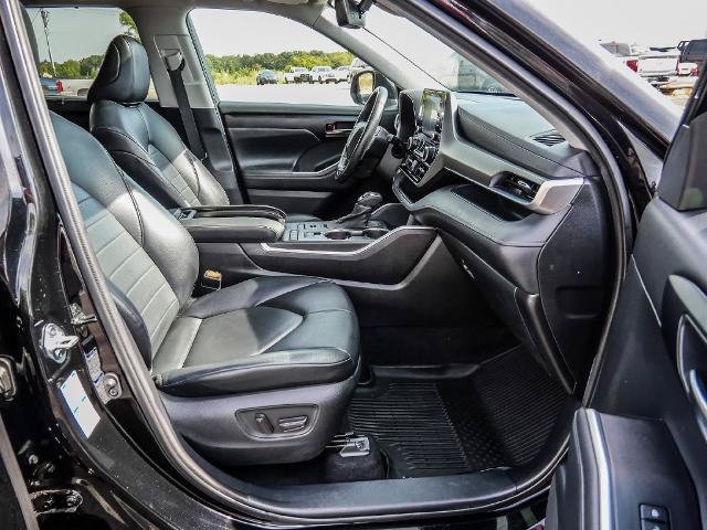 Used 2021 Toyota Highlander XLE AWD/4WD image 14