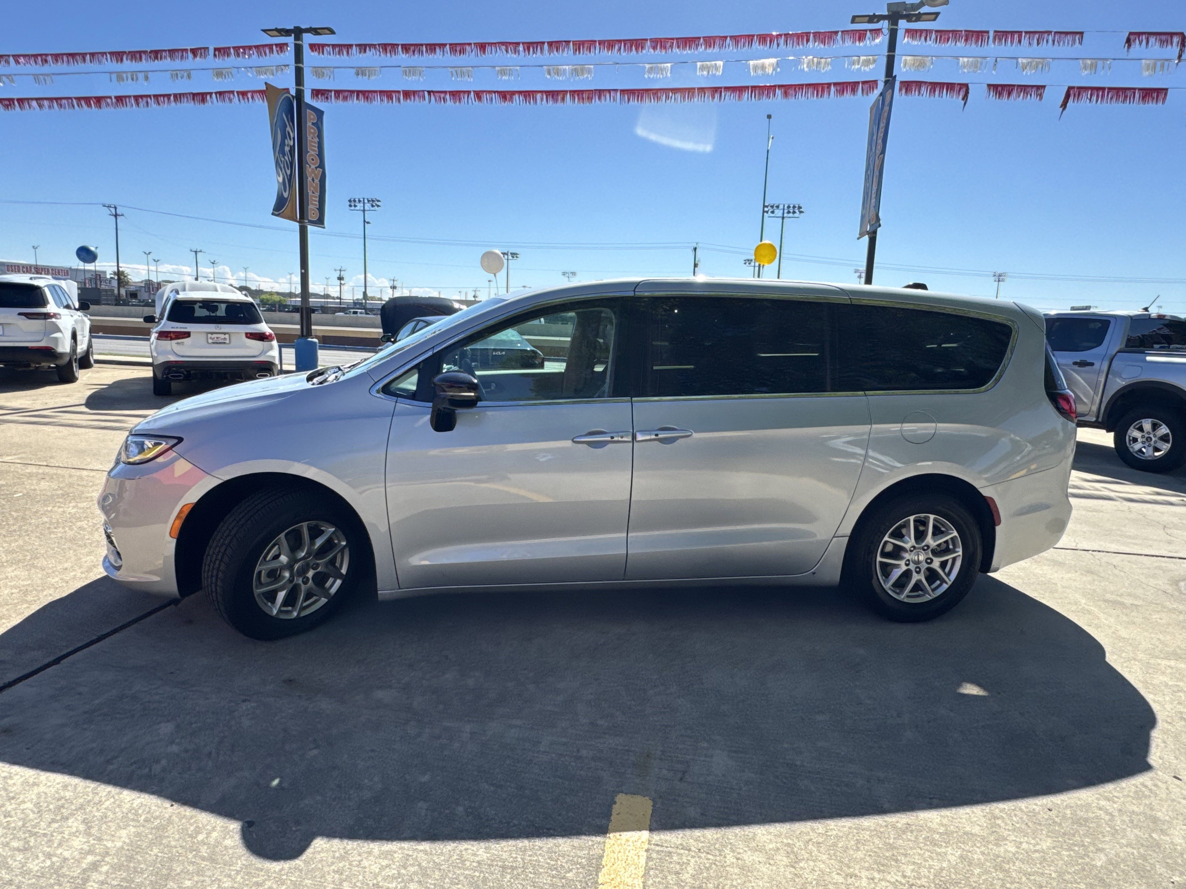 Used 2024 Chrysler Pacifica Touring-L image 7