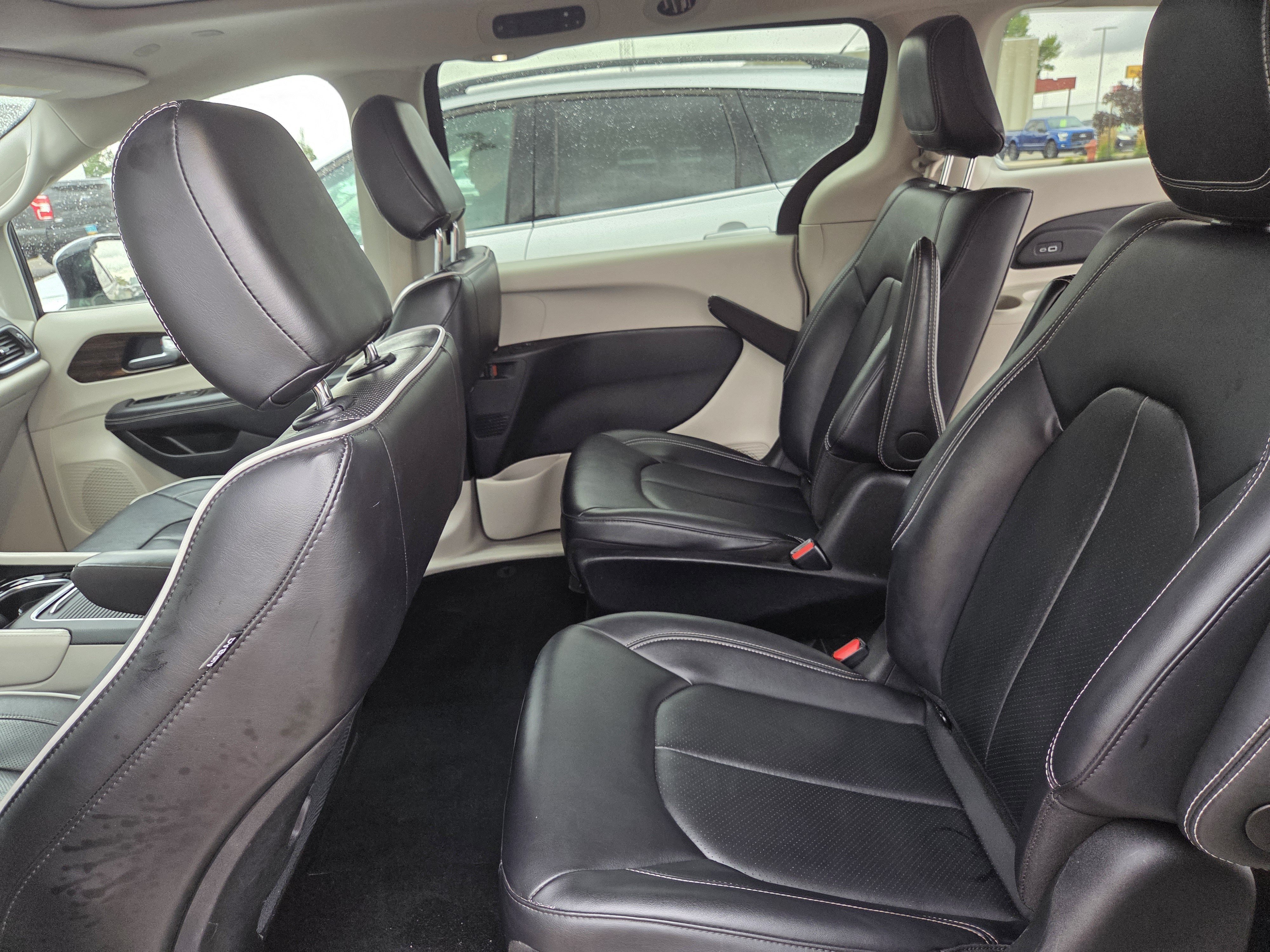 Used 2023 Chrysler Pacifica Limited FWD image 22