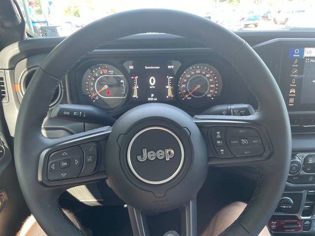 Used 2025 Jeep Gladiator Mojave w/ Convenience Group AWD/4WD image 17