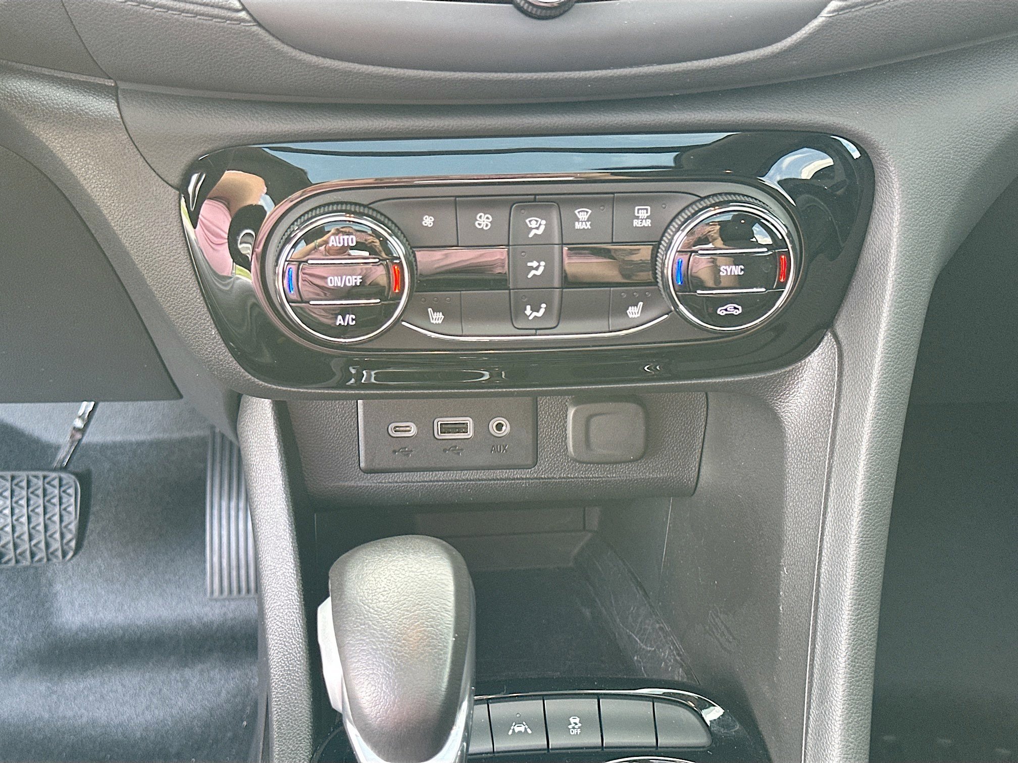 Used 2023 Buick Encore GX Essence w/ Experience Buick Package image 15