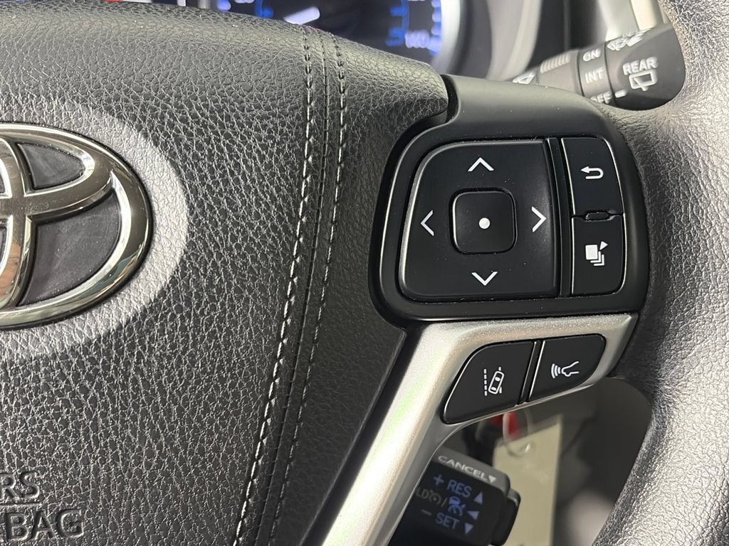 Used 2017 Toyota Highlander LE FWD image 18