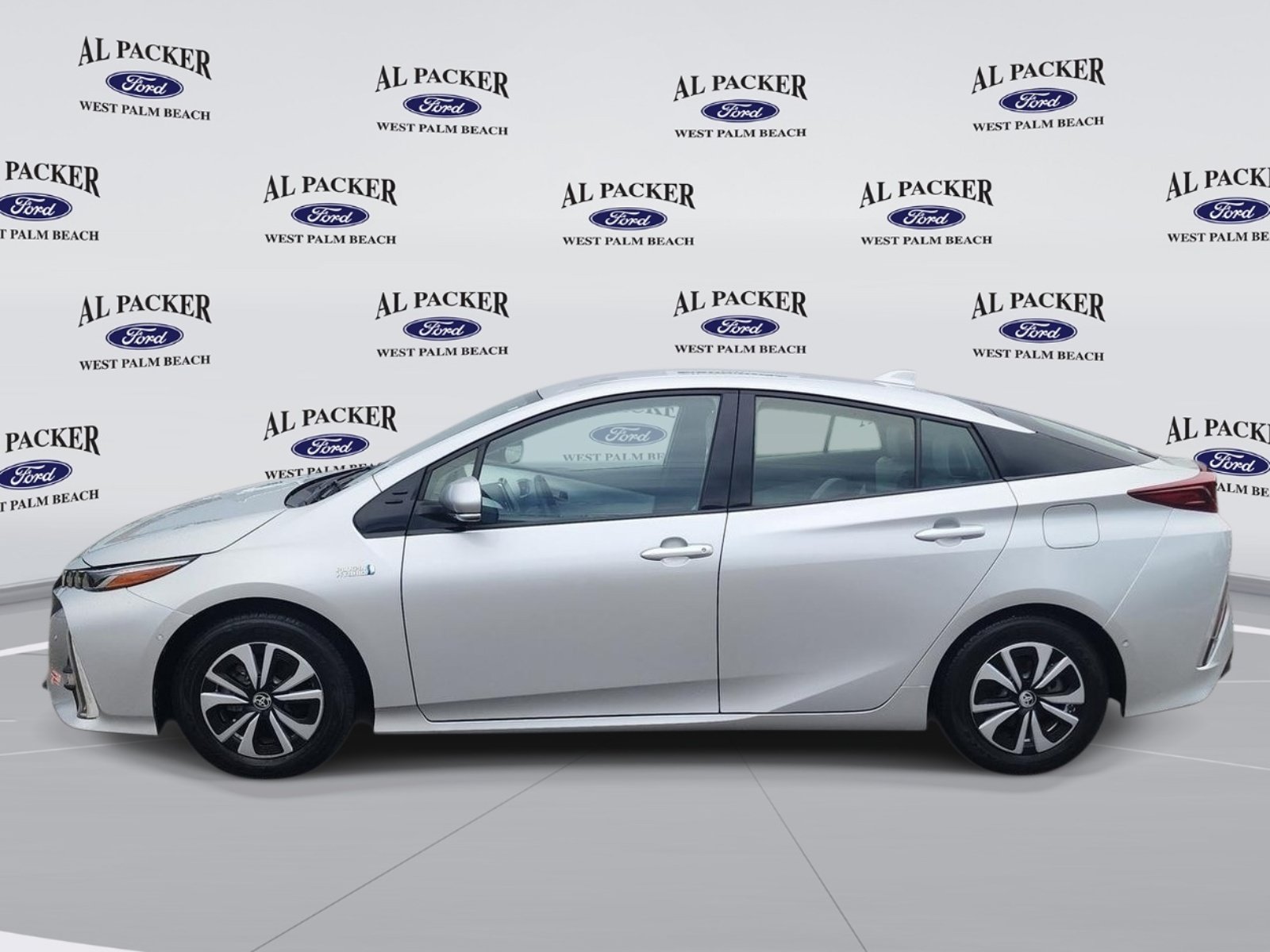 Used 2017 Toyota Prius Prime Advanced FWD image 2