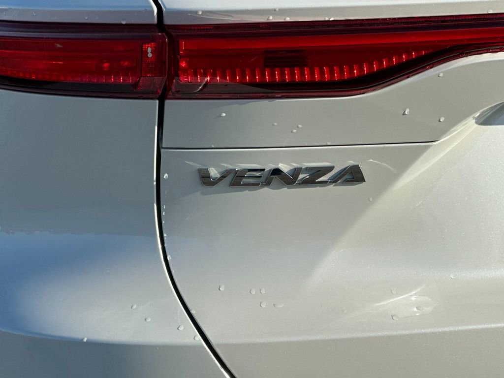 Used 2021 Toyota Venza LE image 26