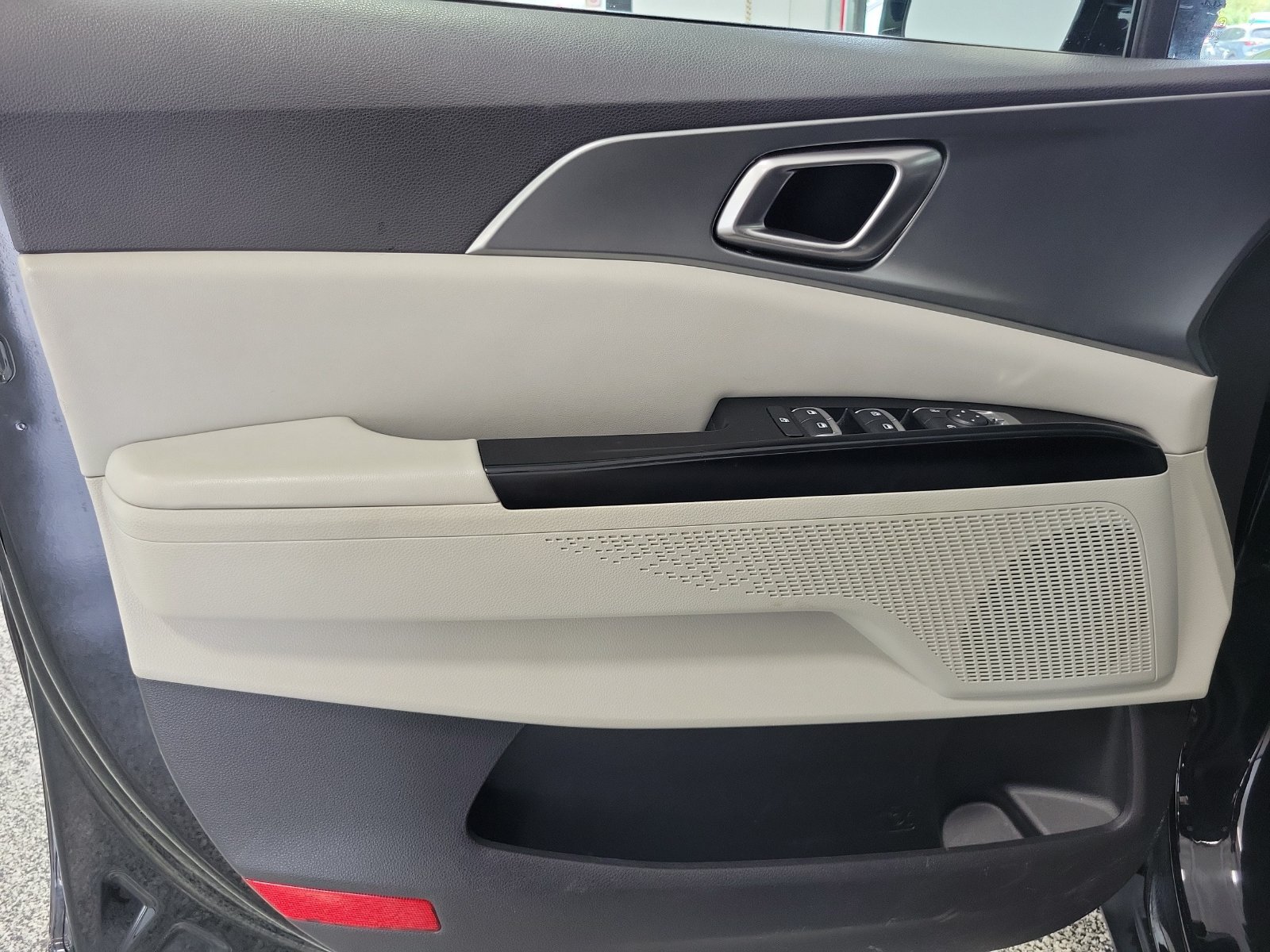Used 2022 Kia Carnival LX w/ Paint Protection Package FWD image 6