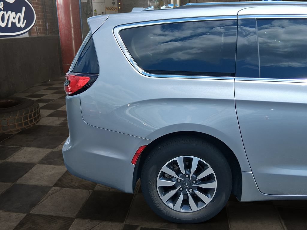 Used 2021 Chrysler Pacifica Touring-L FWD image 8