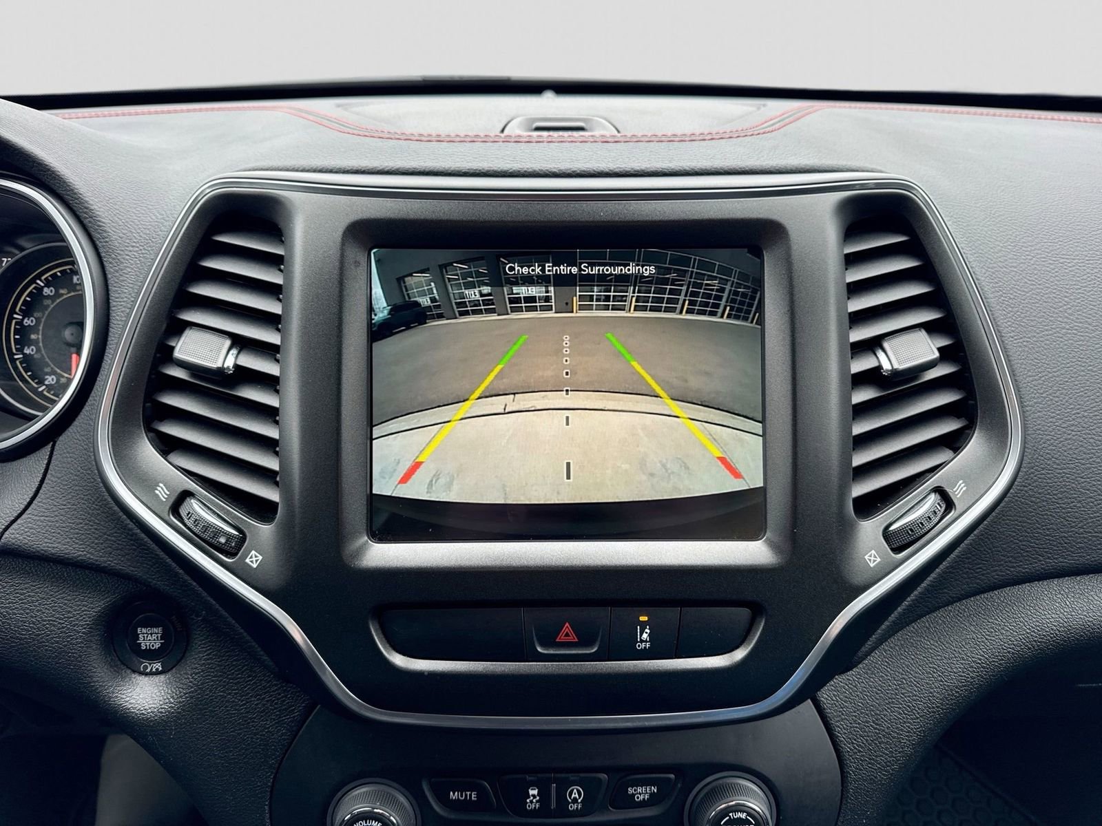 Used 2022 Jeep Cherokee Trailhawk w/ Trailhawk Elite Value Package image 31