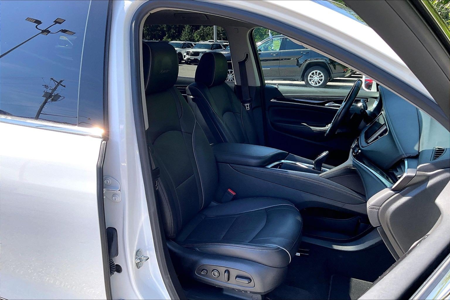 Used 2020 Buick Enclave Avenir w/ Avenir Technology Package AWD/4WD image 7