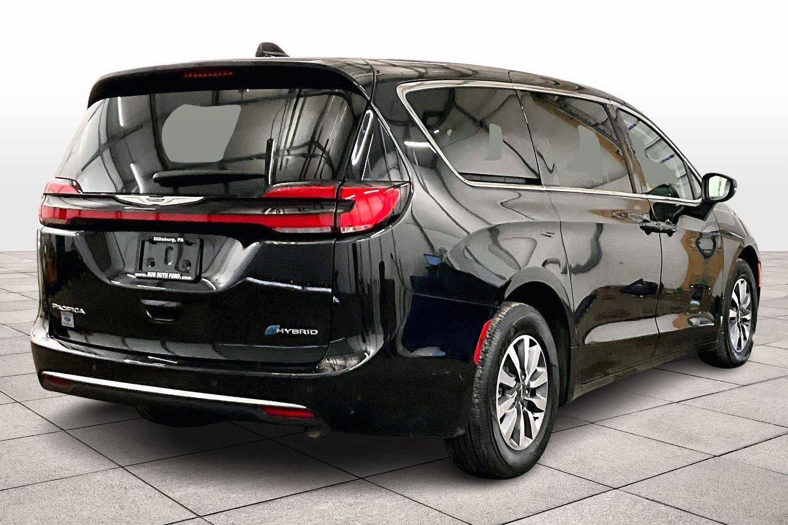 Used 2023 Chrysler Pacifica Touring-L image 3