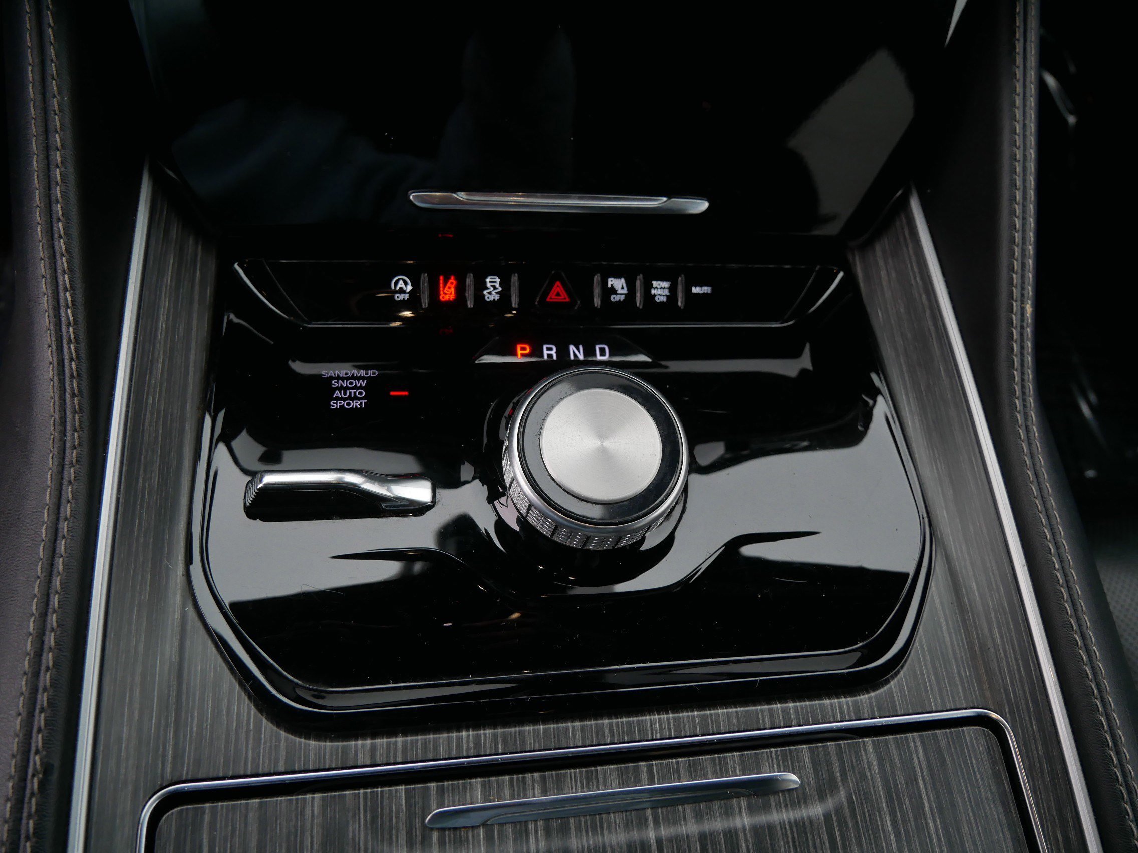 Used 2024 Jeep Wagoneer L Series II image 24