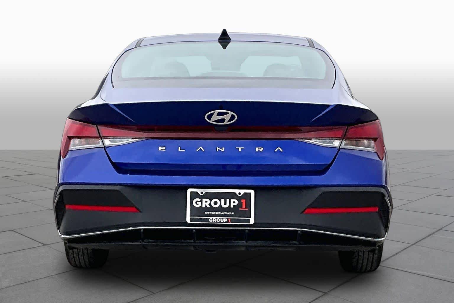 Used 2024 Hyundai Elantra SE FWD image 3