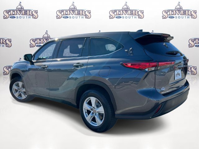 Used 2021 Toyota Highlander LE FWD image 5