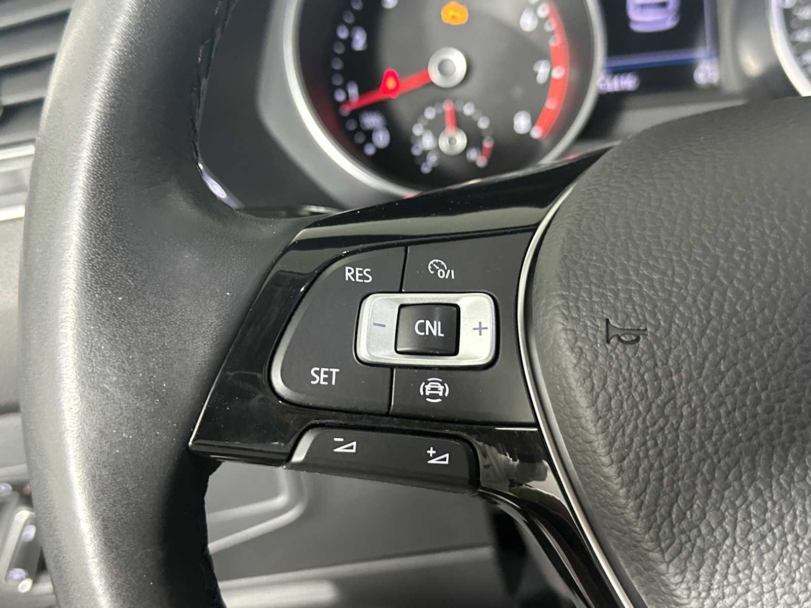 Used 2019 Volkswagen Tiguan SE w/ Panoramic Sunroof Package FWD image 27