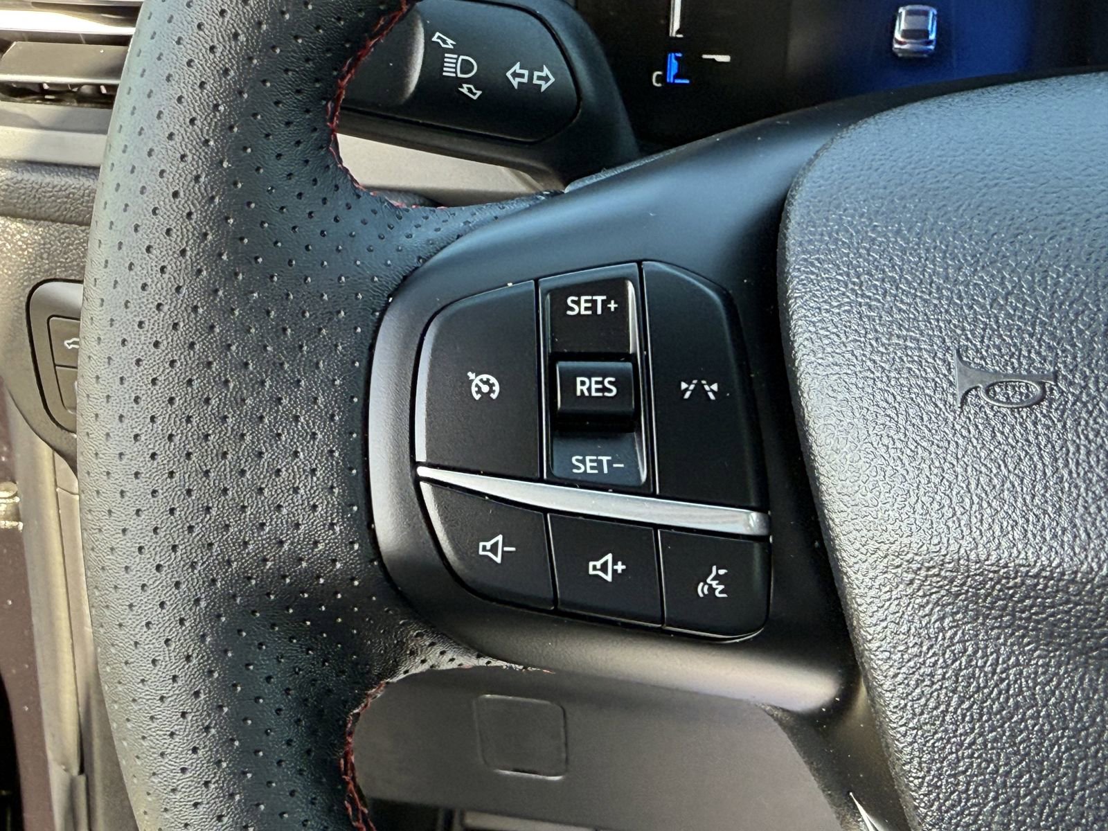 Certified 2025 Ford Escape ST-Line Select AWD/4WD image 25