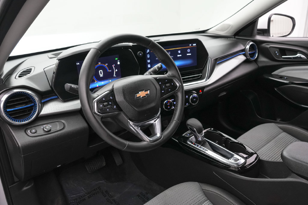 Used 2025 Chevrolet Trax LT w/ LT Convenience Package FWD image 12