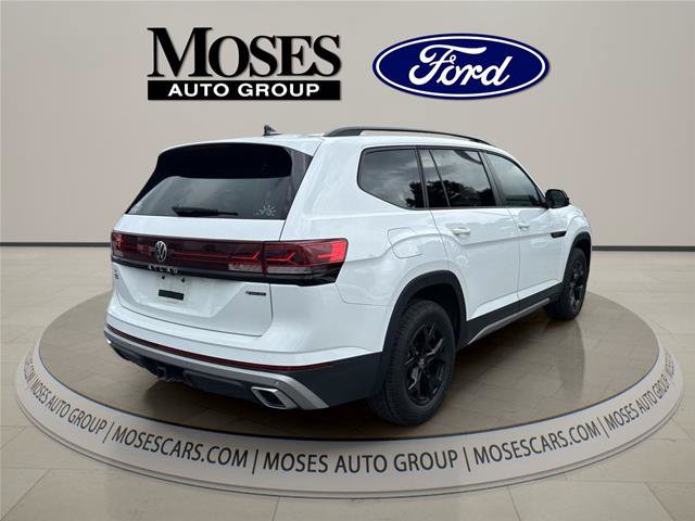Used 2024 Volkswagen Atlas Peak Edition SE AWD/4WD image 3
